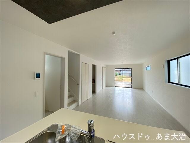 キッチンからリビングなどを見渡せる嬉しい間取り。
リビングイン階段採用で家族との繋がりを大切にできそうですね。