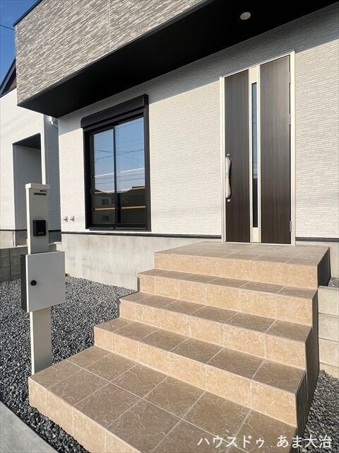 駐車場からのアクセス良好◎玄関ポーチ。外構の完成が待ち遠しいです!