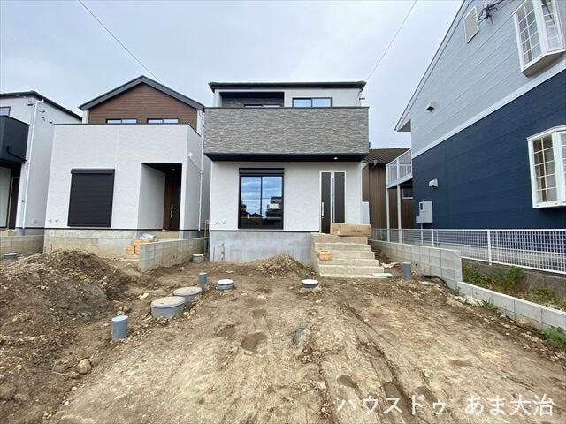 間口にゆとりのある敷地で、お車の駐車も安心して行えそうです。