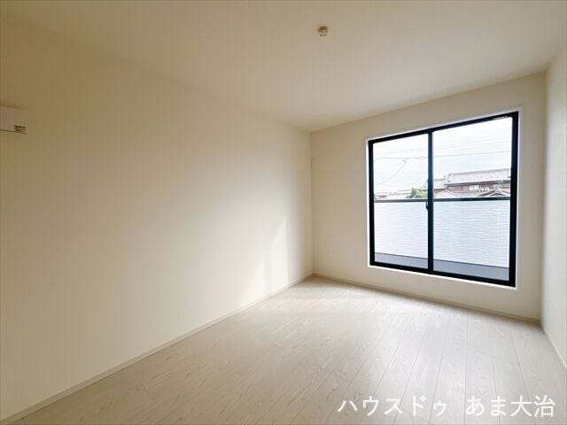 周りには背の高い建物もなくバルコニーから眺望を楽しめそうです。