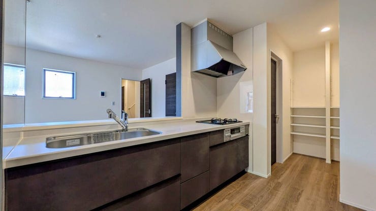 ◇キッチン横にはパントリーがあり便利!食材のストックも可能です。