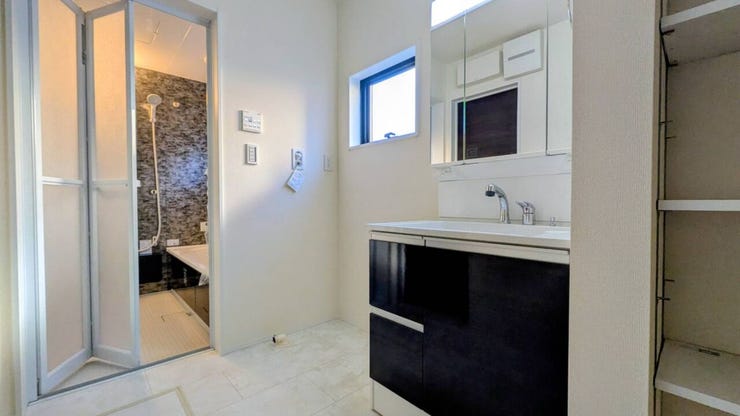 ◇キッチン側、リビング側の2カ所からアクセスできる洗面所