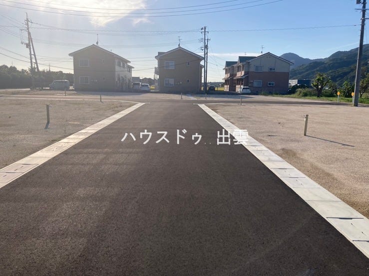 全面道路の奥からの写真です。物件は右手です。