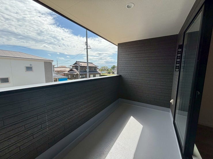 ☆南に面したインナーバルコニーは、お布団もよく乾き、お洗濯物は雨の心配も緩和されます♪