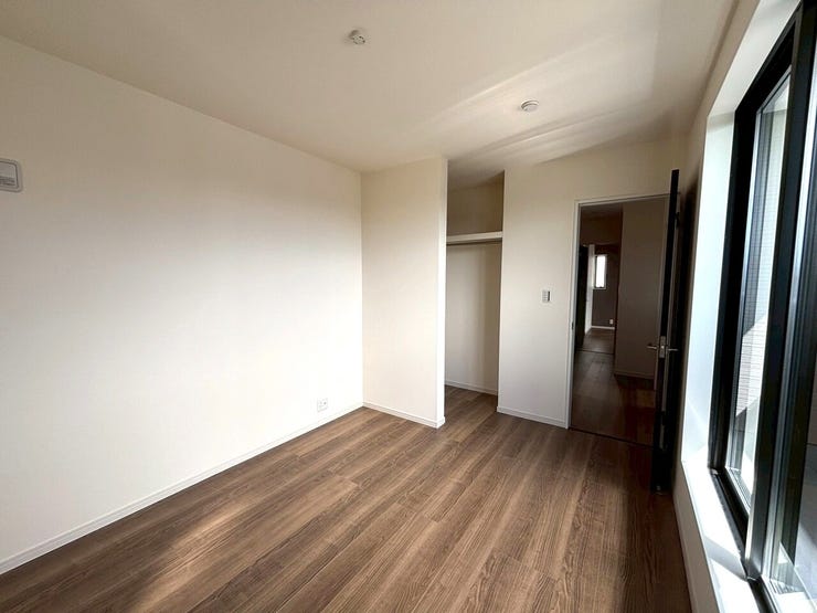 ☆2階南西の洋室もウォークインクローゼット完備のお部屋です。全居室南向きのためとても居心地の良い空間です。バルコニーもついており、お布団も干しやすく、ふかふかで温かいお布団で眠れますね♪