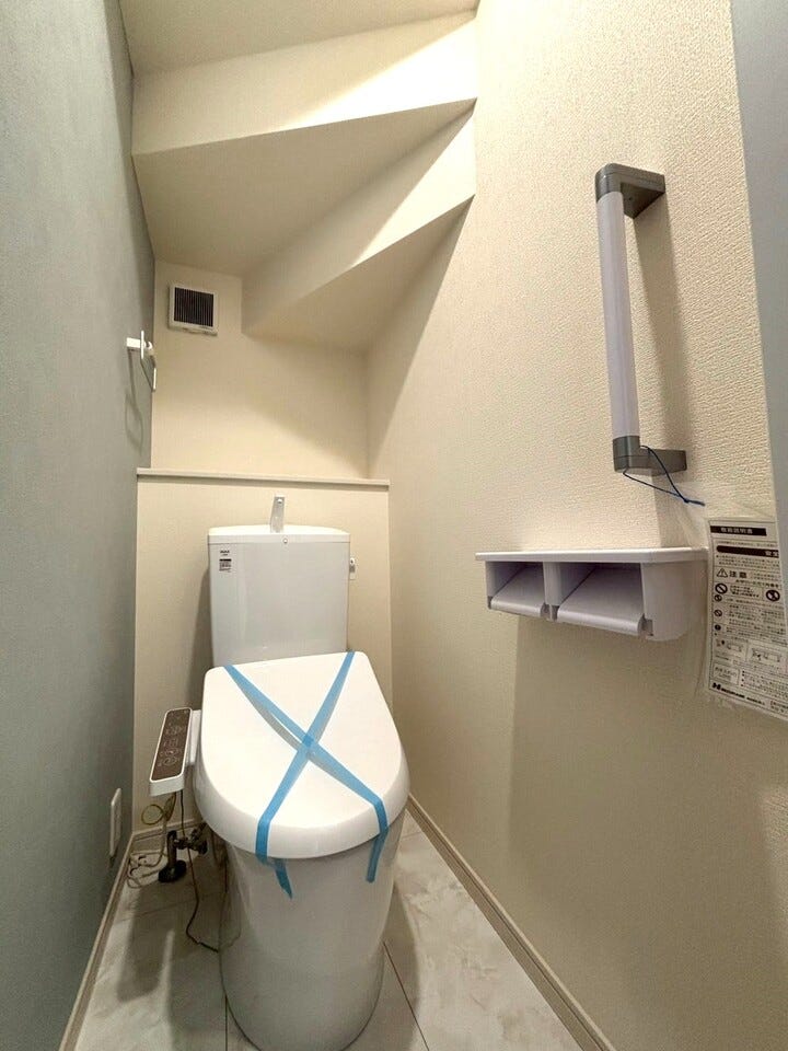 ☆1階のトイレはアクセントクロスがおしゃれで目を引きます。温水洗浄便座完備!2階にもトイレがございます。ご家族様の支度が混み合う時間にとても便利ですね。