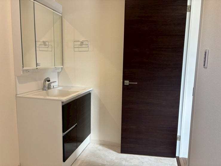 ☆収納付きの洗面台は使い勝手が良く、朝の支度もスムーズ。窓があり換気しやすい設計。