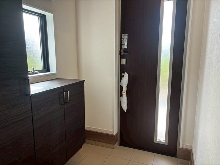 ☆ガラス窓付きのドアが、外の光を取り入れ、明るい空間を実現します。木目調のドアと白壁のコントラストが清潔感を感じられます。収納力のあるシューズボックス付き。