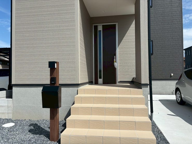 ☆モダンな色合いの玄関ポーチは、モニター付きインターホンも完備!