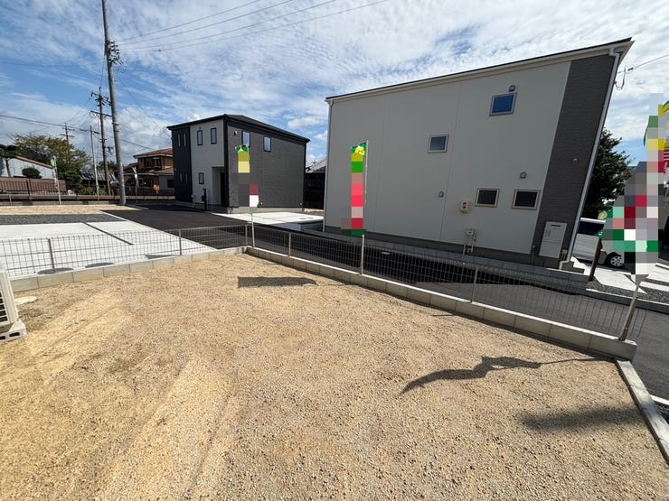 ☆陽当たりの良い南側の庭は、ガーデニングスペースや洗濯物干しスペース、また芝をひいてみたりと自由にお庭を活かせますね♪