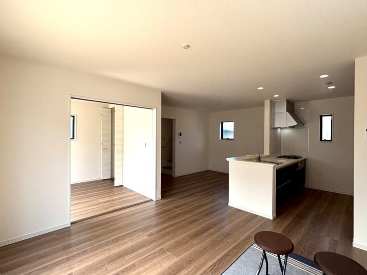 ☆日当たりのよい温かい雰囲気の広々リビングスペースです♪
ご家族との団欒をこちらでゆったりとお過ごしください♪