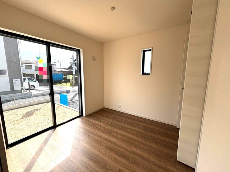 ☆リビングに続いた4.5帖の洋室は扉を開ければお子様の遊び場としても使い勝手の良いお部屋です!収納付きのためおもちゃやおでかけの際のかばんやコート、また来客時のゲストルームとしてもご活用いただけます!