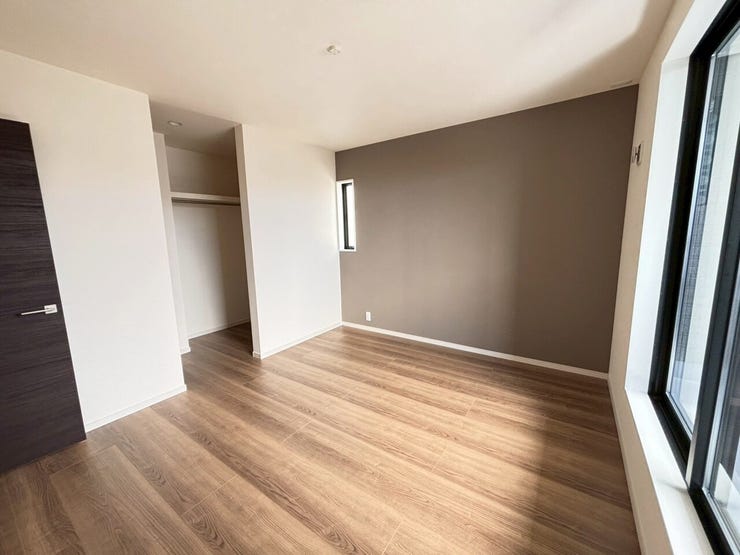 ☆2階の7帖の洋室はウォークインクローゼット付き!また南向きのバルコニーにも面しております。主寝室にもぴったりですね♪