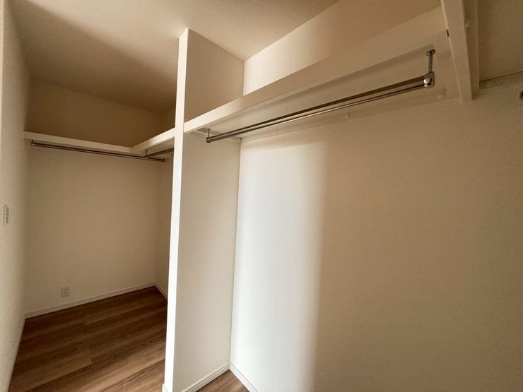 ☆7帖の洋室に設けられた大容量のウォークインクローゼットは、日常のものから季節ものや趣味の道具まで様々なものを収納してくれます。棚付きのため収納力もアップ!