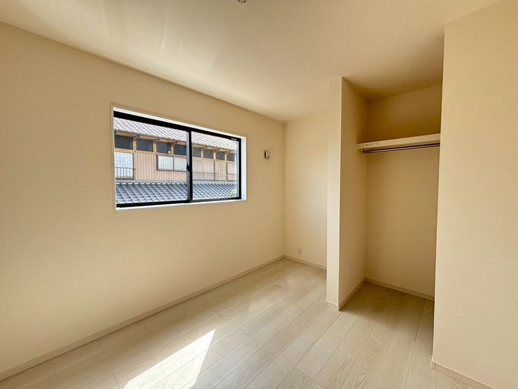 ☆2階南西洋室もウォークインクローゼット完備!陽当たりもよく、お子さまの部屋や趣味部屋など様々な用途でお使い頂けます!