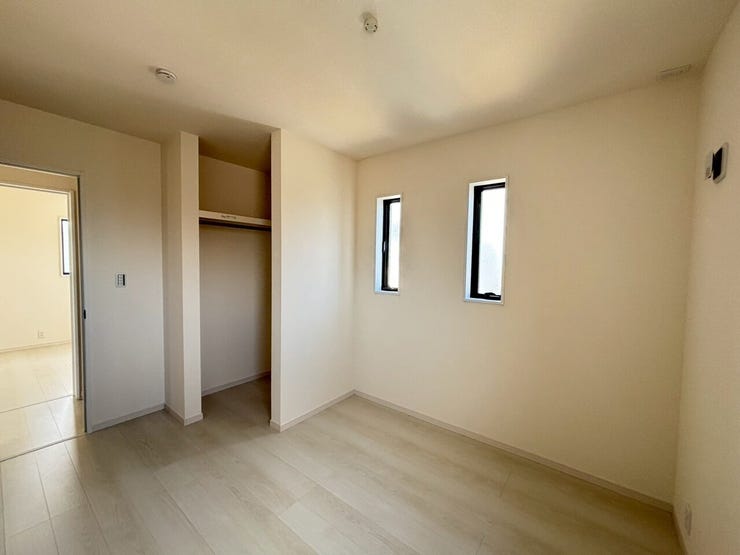 ☆2階北東洋室です。二面採光になったお部屋で、こちらもウォークインクローゼットがございます!荷物の多い方でもうれしいポイントですね。