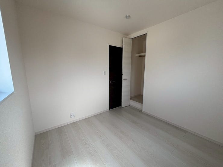 ☆2階北西洋室は4.5帖、二面採光、収納付きです♪お子様のお部屋やゲストルーム、またストックルームとしてもご活用いただけます!