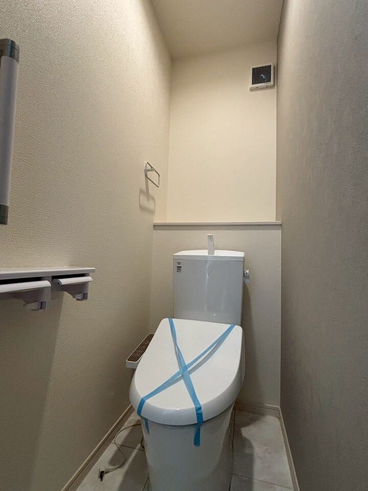 ☆1階のトイレは温水洗浄便座完備!2階にもトイレがございます。ご家族様の支度が混み合う時間にとても便利ですね。