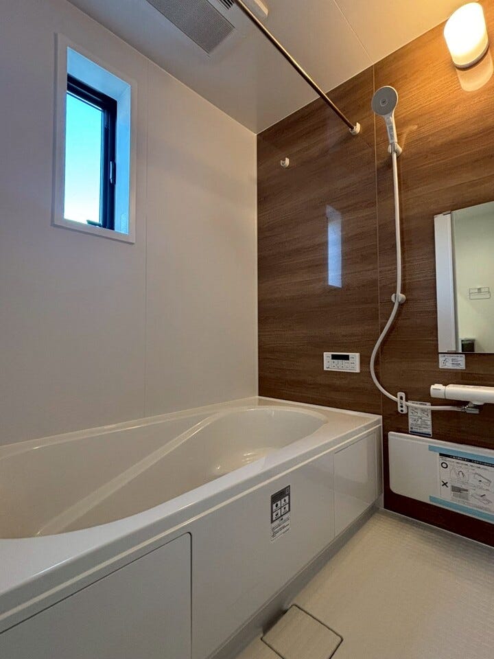 ☆窓付きのバスルームは、採光もあり明るく気持ちの良い空間です。窓があることで、換気環境も良好。掃除もスムーズに出来ます。ゆったり寛げるバスルームで、毎日のバスタイムが楽しみになりそうです。