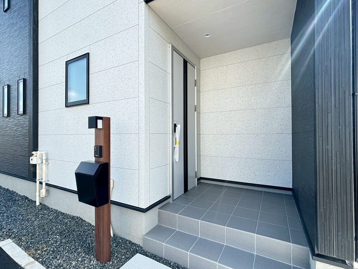 ☆玄関ポーチは、ドアを開閉する際などに利便性・快適性を高める屋根付き♪モニター付きインターホンも完備!