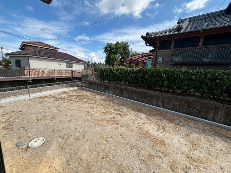 ☆陽当たりの良い南側の庭は、ガーデニングスペースや洗濯物干しスペース、また芝をひいてみたりと自由にお庭を活かせますね♪