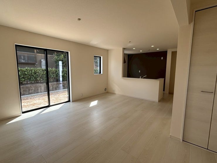 ☆日当たりのよい温かい雰囲気の広々リビングです♪
ご家族との団欒をこちらでゆったりとお過ごしください♪3帖のフリースペースには机を置いてスタディスペースや在宅スペースなど自由にご活用できます♪