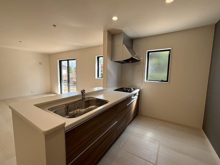 ☆カウンター式のキッチンのためリビングルームが見渡せ、お子様がいらっしゃるご家庭でも安心の使いやすい間取りです♪