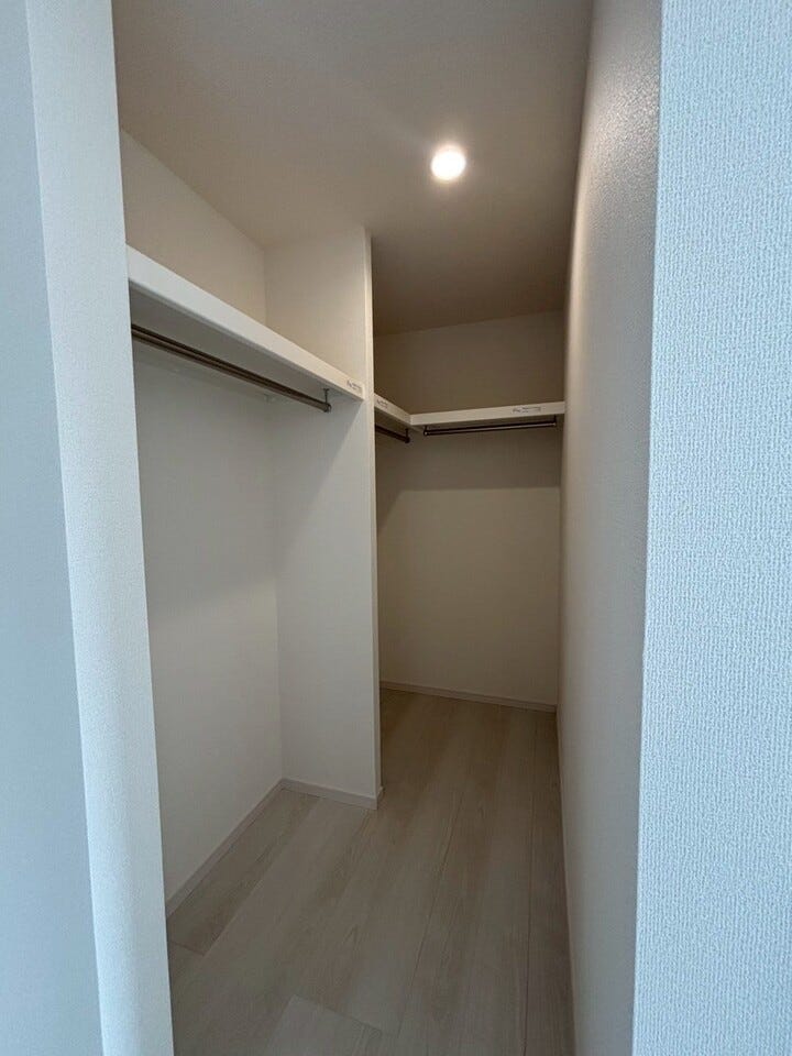 ☆南東洋室に設けられたウォークインクローゼットは、日常のものから季節ものや趣味の道具まで様々なものを収納してくれます。棚付きのため収納力もアップ!