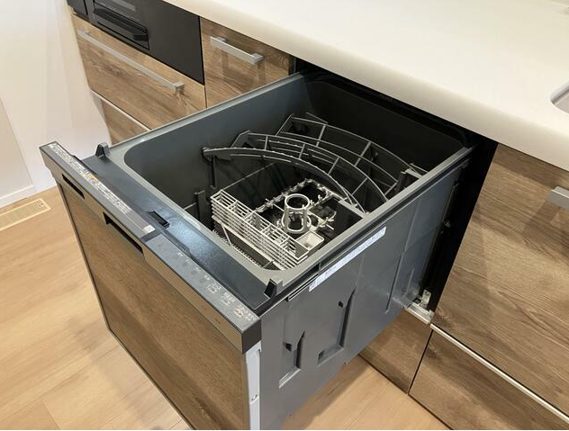 毎日の家事負担を軽減する便利な食器洗い乾燥機付き。