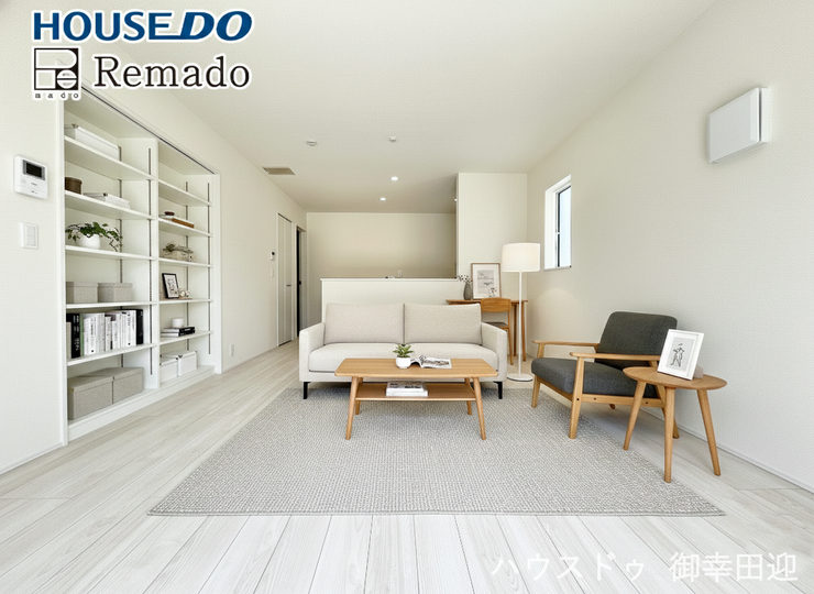 【リビング】
■□■リビング■□■
白を基調とした清潔感のあるデザインのリビング♪お部屋が明るくなりますね☆様々なテイストのインテリアにも合わせやすいです(^^♪