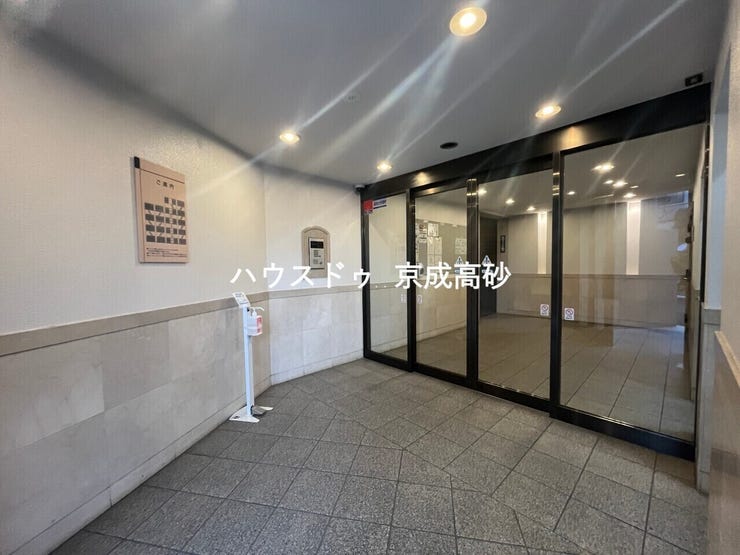 オートロック・防犯カメラ付き風除室