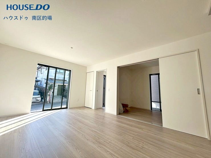 【リビング】
家族で過ごすことが多いリビングはぬくもりを感じる優しい空間。