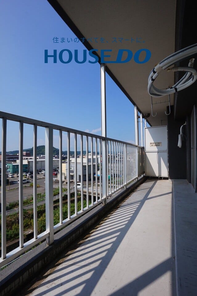 充分な広さが確保された南向きのバルコニー。日当たりのよい住宅エリアですので、多くの陽光が降り注ぎ、室内には陽だまりを生み出してくれます!