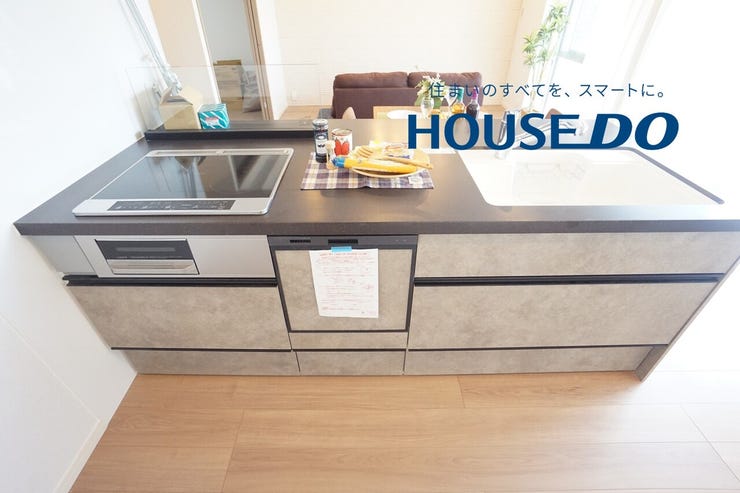 手元の収納から、足元の収納までが全てスライド式で、奥のスペースまで有効に活用できます。奥まで上から見渡せるので、たまにしか使わない調理器具もサッと取出せます!食器洗浄乾燥機付きです!