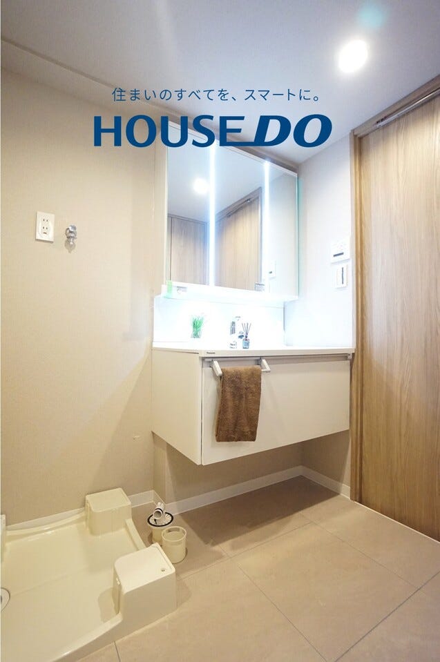 身だしなみを整えやすい三面鏡を採用しています。鏡の後ろの収納スペースも散らかりやすい洗面スペースをすっきり使えて嬉しいですね!