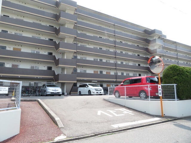 マンション北側駐車場入り口です。