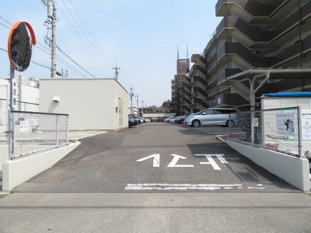 マンション西側駐車場入り口です。