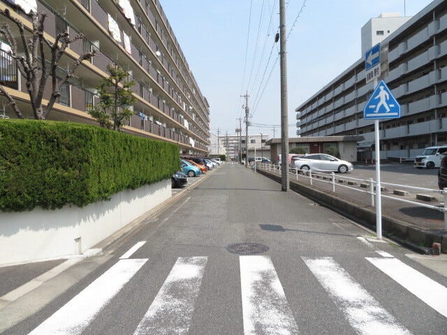 マンション南側前面道路です。
