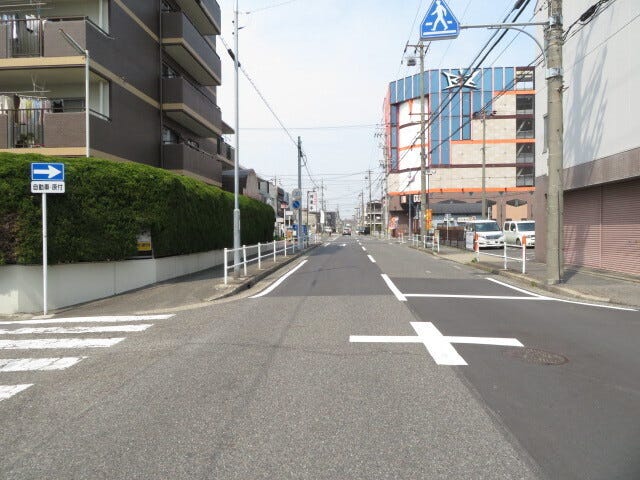 マンション東側前面道路です。