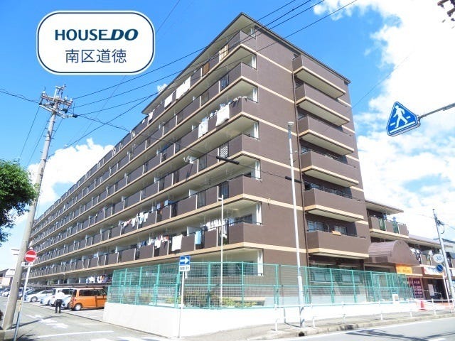 【外観】
7階建て1階部分のお部屋にあたります。
名鉄常滑線/大江駅まで徒歩約8分、JR東海道本線/笠寺駅まで徒歩約15分と交通アクセスに便利な立地です。