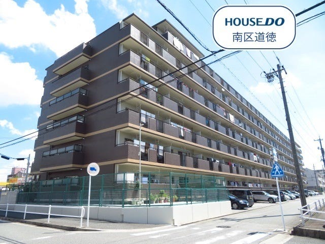 スーパーやドラッグストア、郵便局など徒歩10分圏内にあり、生活利便施設が整った住環境です。