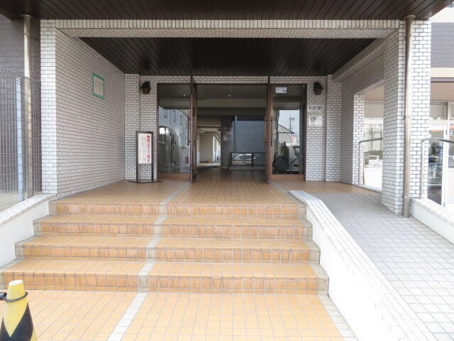 マンション東側エントランスです。
