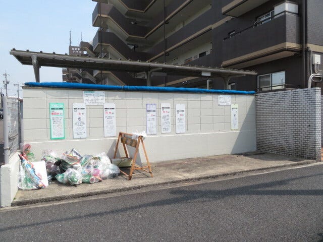 マンション西側ゴミ置き場です。