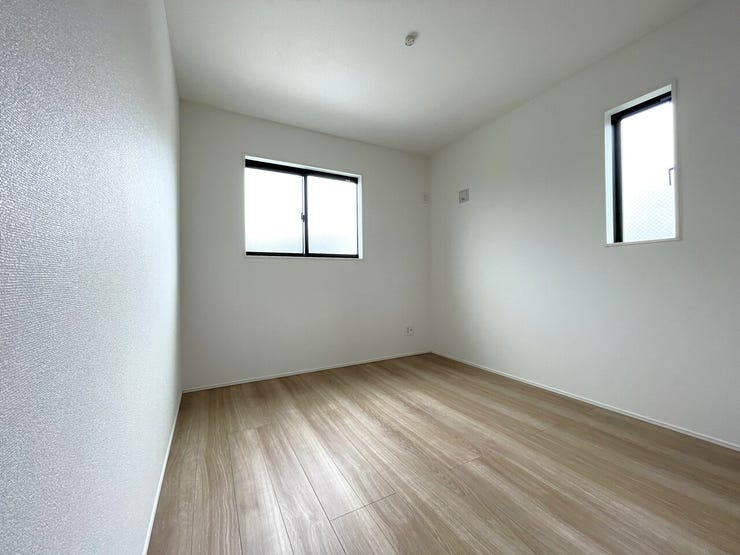 ◇洋室5.25帖◇
2面採光のお部屋は明るく風通しが良いです♪
収納もしっかり出来ますよ!