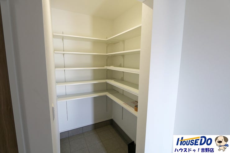 家族全員の靴だけではなく、玄関に出しっぱなしにしたくない靴やお子様の外遊びのオモチャもラクラク収納できるシューズインクローゼット。