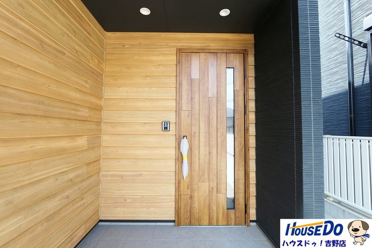 玄関には屋根があるので、雨の日でもゆとりをもって出入りできますね♪