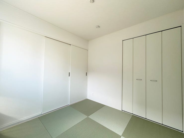 室内(2025年8月)撮影
◎本日案内可能◎
リビング隣の4.5畳の和室は小さなお子様の遊び場にもいいですね◎