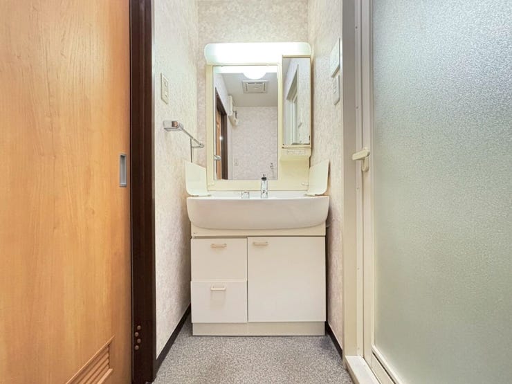 独立洗面台は広さもあり、
お化粧台としてもご利用いただけますね!