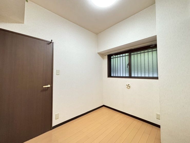 北側洋室です。
絨毯をフリーリングに変更済です。