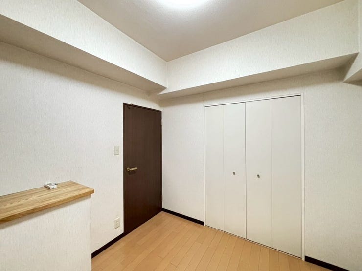 北側洋室です。
絨毯をフリーリングに変更済です。
クローゼットがあり、収納も◎